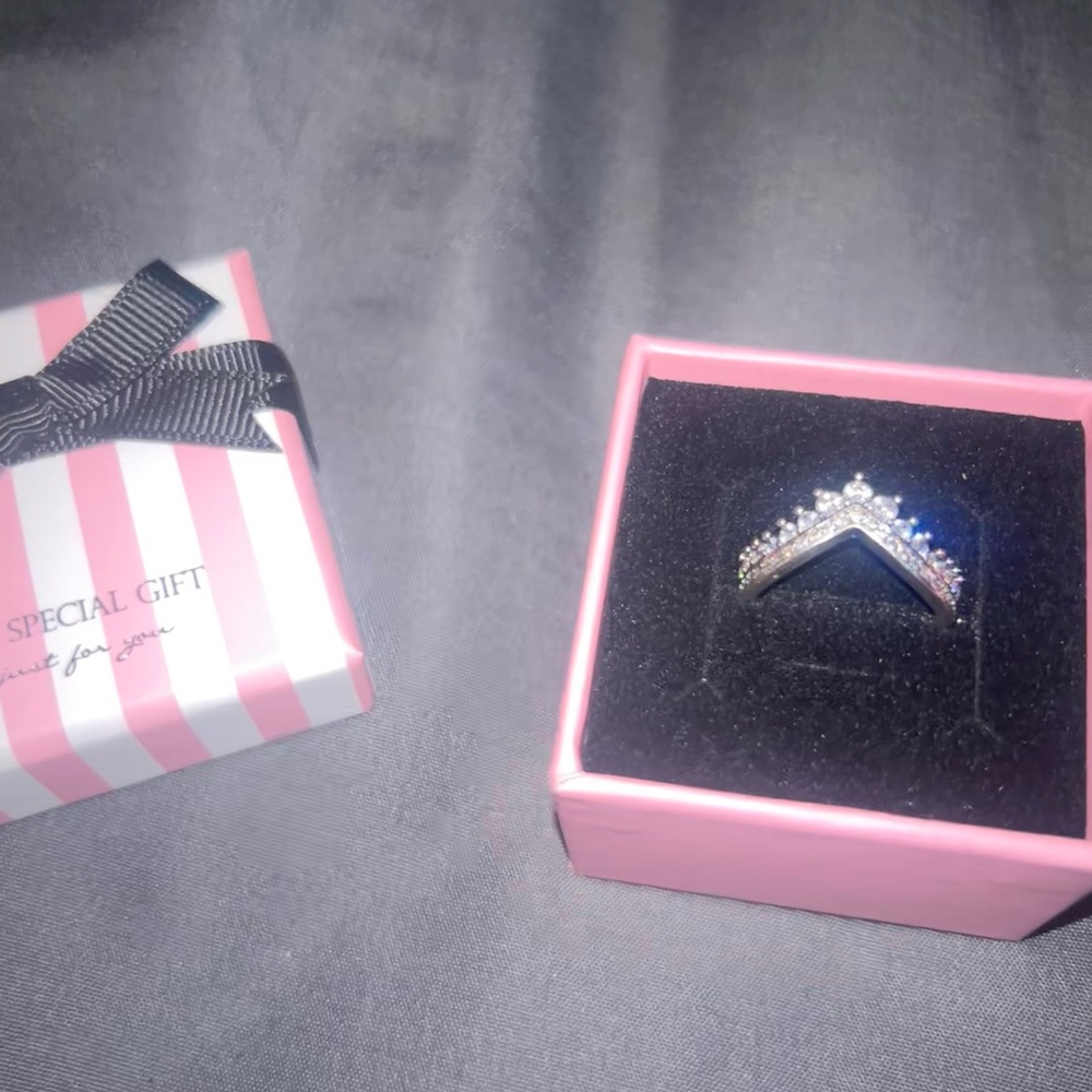 NEW Elegant Silver Women's Ring Size 7